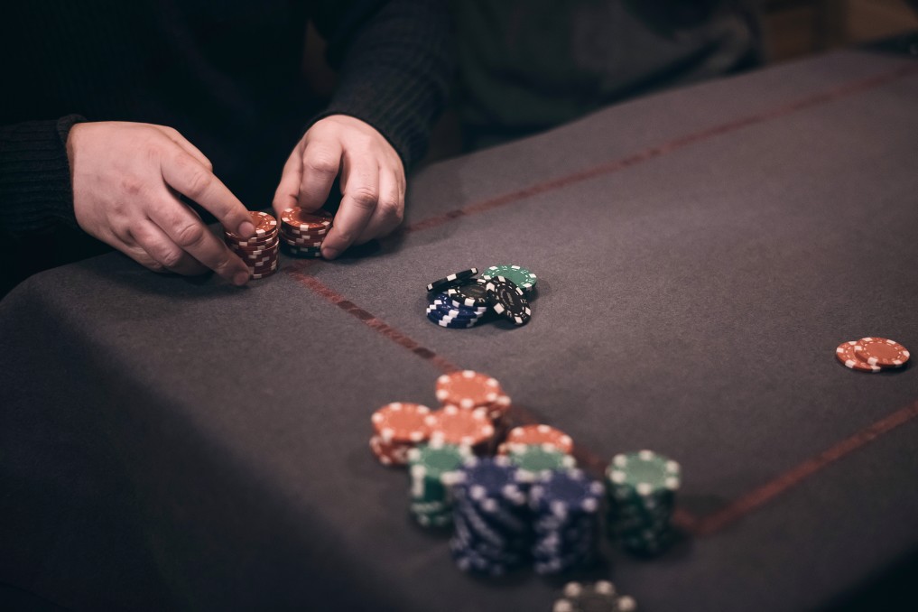 men-playing-cards-people-risk-style-hands-lucky-friends-playing-gamble-friendship-poker-casino_t20_WxmlVz men-playing-cards-people-risk-style-hands-lucky-friends-playing-gamble-friendship-poker-casino_t20_WxmlVz